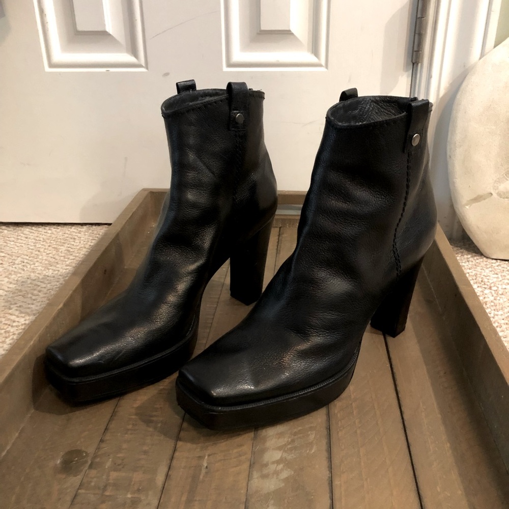 Stuart Weitzman Size 11M Black Platform Short Boots. In excellent used condition